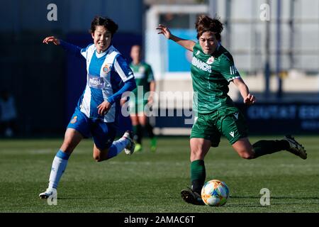 Barcellona, SPAGNA - 12 GENNAIO: Ayaki di RCD Espanyol in azione con Maya di Abanca Depanca o durante la lega femminile spagnola Primera Iberdrola partita BE Foto Stock