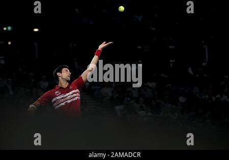 Sydney, Australia. 12th Gen 2020. Novak Djokovic di Serbia serve a Rafael Nadal di Spagna durante la finale della ATP Cup tra Spagna e Serbia a Sydney, Australia, 12 gennaio 2020. Credito: Bai Xuefei/Xinhua/Alamy Live News Foto Stock