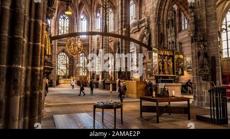 Norimberga 2019. Navata interna della Cattedrale di San Lorenzo, o Lawrence. Siamo una domenica e i fedeli danno il posto ai turisti in visita. Agosto 2019 Foto Stock