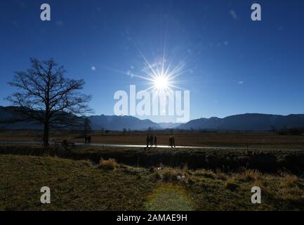 Murnau, Germania. 12th Gen 2020. Gli escursionisti godono il sole nel Murnauer Moos. Credito: Angelika Warmuth/Dpa/Alamy Live News Foto Stock