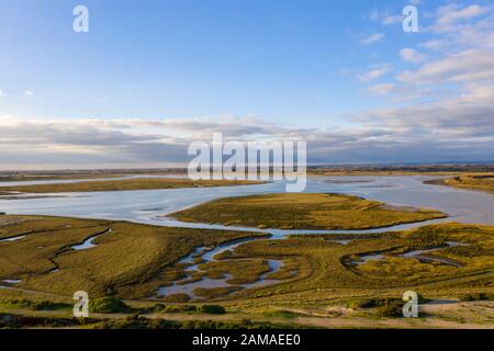 Pagham Harbour una riserva naturale vista aerea dalla spiaggia in una giornata chiara e bella in gennaio. Foto Stock