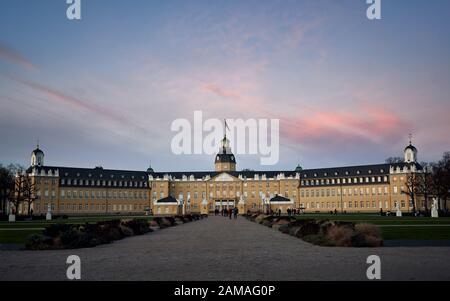 Karlsruhe, Baden-Wuerttemberg/Germania - 11 gennaio 2020: Palazzo barocco di Karlsruhe o castello in prima serata al tramonto e nel cielo blu Foto Stock