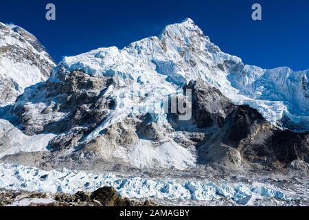 Vista sulle montagne dal ghiacciaio Khumbu sul Campo Base Everest Trek in Nepal Himalaya Foto Stock