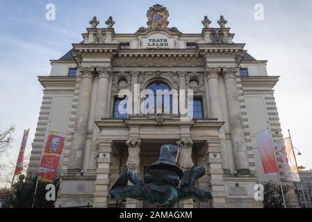 Scultura di nano di fronte al Teatro dei Pupi nella Città Vecchia di Wroclaw nella regione della Slesia in Polonia Foto Stock