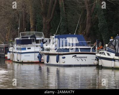 Maidstone, Kent, Regno Unito. 12th Gen 2020. Tempo del Regno Unito: Un giorno coperto dal fiume a Maidstone, Kent. Credito: James Bell/Alamy Live News Foto Stock