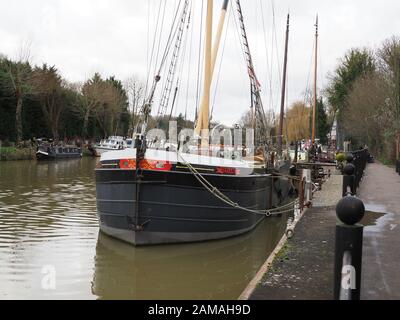 Maidstone, Kent, Regno Unito. 12th Gen 2020. Tempo del Regno Unito: Un giorno coperto dal fiume a Maidstone, Kent. Thames barca a vela Defiance. Credito: James Bell/Alamy Live News Foto Stock