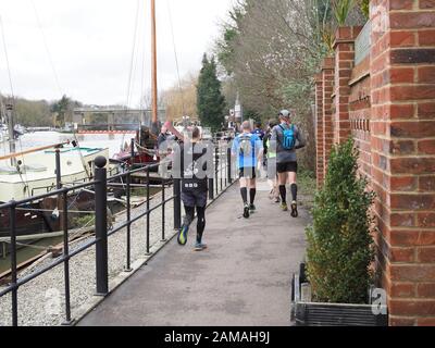 Maidstone, Kent, Regno Unito. 12th Gen 2020. Tempo del Regno Unito: Un giorno coperto dal fiume a Maidstone, Kent. Credito: James Bell/Alamy Live News Foto Stock