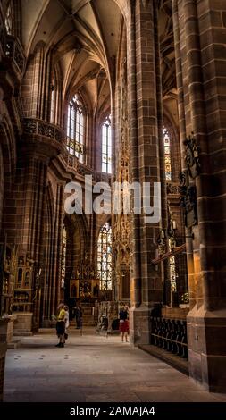 Norimberga 2019. Navata interna della Cattedrale di San Lorenzo, o Lawrence. Siamo una domenica e i fedeli danno il posto ai turisti in visita. Agosto 2019 Foto Stock