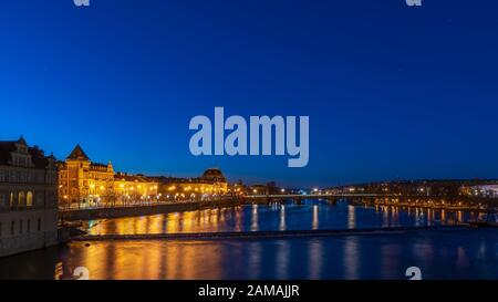 Vista sul fiume Moldau e sul teatro nazionale all'alba di Praga. Foto Stock