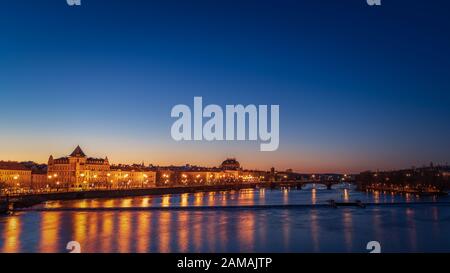 Vista del fiume Moldau e del teatro nazionale di notte a Praga. Foto Stock