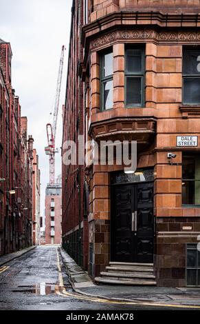 Edificio rosso in mattoni di strada nella città urbana di manchester Regno Unito Foto Stock