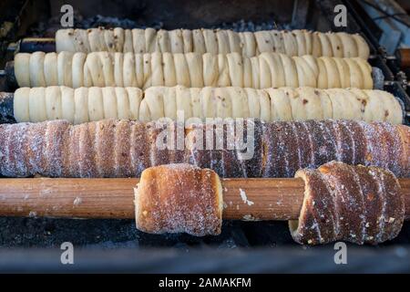 Trdelnik - tradizionale torta e dolce pasticceria dalla Repubblica ceca, Slovacchia e Ungheria Foto Stock