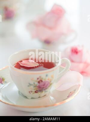 Un set di tè in porcellana fine con motivo floreale rosa, con una tea-pot, zuccheriera, crema e tazza da tè. Foto Stock