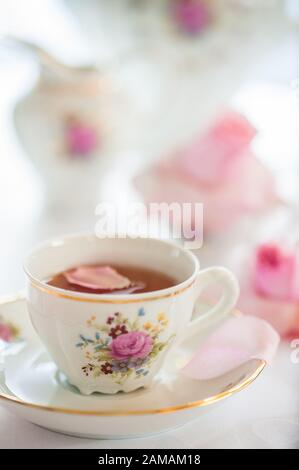 Un set di tè in porcellana fine con motivo floreale rosa, con una tea-pot, zuccheriera, crema e tazza da tè. Foto Stock