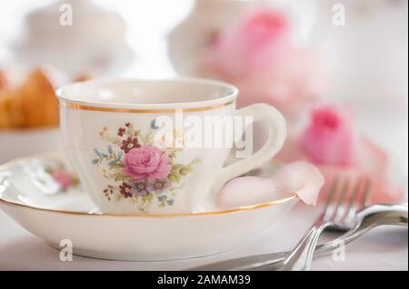 Un set di tè in porcellana fine con motivo floreale rosa, con una tea-pot, zuccheriera, crema e tazza da tè. Foto Stock