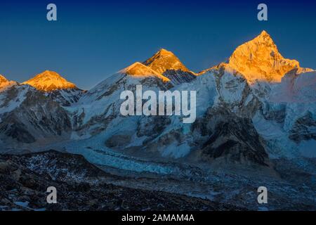 La cima dell'Everest, la montagna più alta del mondo, nella regione di Khumbu del Nepal Himalaya, visto da Kala Patthar. Ghiacciaio di Khumbu in primo piano Foto Stock