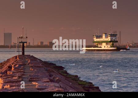 Ray Stoker Jr, traghetto che attraversa Galveston Bay, all'alba, dal molo della penisola di Bolivar, a Galveston, Texas, Stati Uniti Foto Stock
