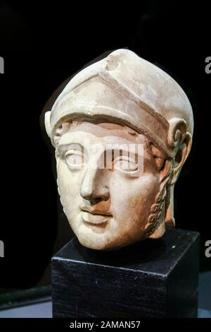 Egitto, Alessandria, Museo Nazionale, capo di un soldato, con il timone e casco, o dio Hermes? Foto Stock