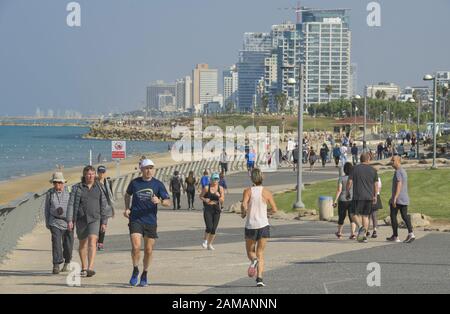Strandpromenade, Spaziergänger, Jogger, Tel Aviv, Israele Foto Stock