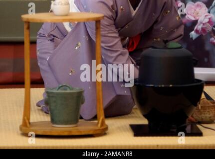 Cerimonia del tè giapponese Chanoyu. Donna vestita con kimono tradizionale esegue la cerimonia. Foto Stock