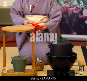 Cerimonia del tè giapponese Chanoyu. Donna vestita con kimono tradizionale usa Kishi per strofinare il bordo del Chawan. Foto Stock