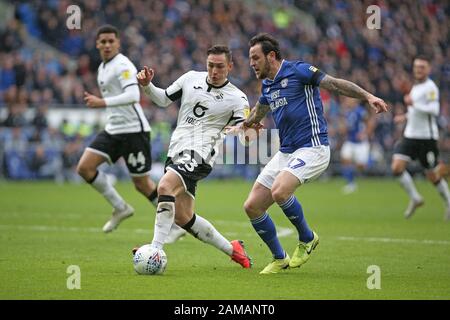 Cardiff, Regno Unito. 12th Gen 2020. Connor Roberts di Swansea City e Lee Tomlin di Cardiff City durante la partita EFL Sky Bet Championship tra Cardiff City e Swansea City al Cardiff City Stadium, Cardiff, Galles, il 12 gennaio 2020. Foto Di Dave Peters. Solo uso editoriale, licenza richiesta per uso commerciale. Nessun utilizzo nelle scommesse, nei giochi o nelle singole pubblicazioni di club/campionato/giocatore. Credit: Uk Sports Pics Ltd/Alamy Live News Foto Stock