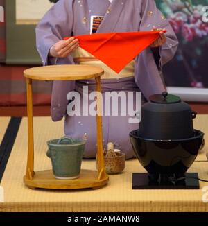 Cerimonia del tè giapponese Chanoyu. Donna vestita con kimono tradizionale usa Kishi per strofinare il bordo del Chawan. Foto Stock