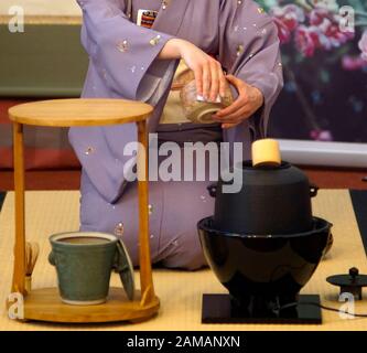 Cerimonia del tè giapponese Chanoyu. Donna vestita con kimono tradizionale usa Kishi per strofinare il bordo del Chawan. Foto Stock