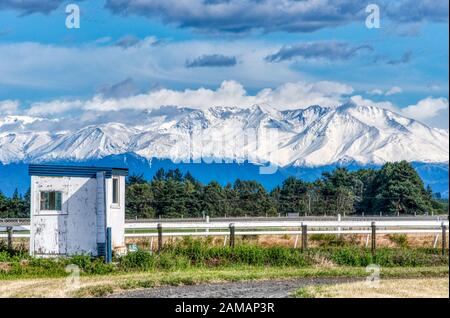 Montagne innevate nella catena montuosa di Mount Huttt, Ashburton, Nuova Zelanda Foto Stock