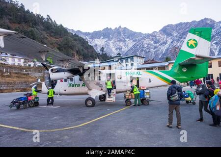 Tara Air Plane sulla pista all'aeroporto di Tenzing-Hillary a Lukla nella regione di Khumbu del Nepal. Foto Stock