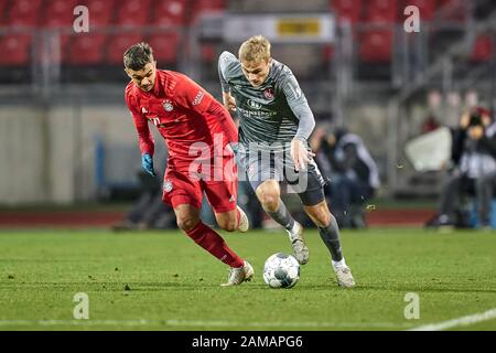 Nürnberg, Deutschland, 11 Gennaio 2020. Max-Marlock-Stadion, Test Game, Testspiel, Freundschaftsspiel 1. FC Nürnberg - FC Bayern München (FC Bayern Munich): Nikola Dovedan (8, Rechts) im Laufduell mit Foto Stock