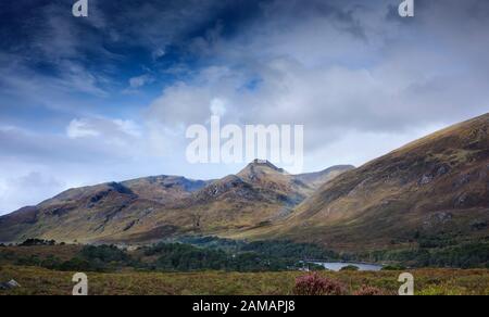 Nel mese di settembre, una passeggiata autunnale guardando a nord-ovest attraverso Loch Affric a Sgurr na Lapaich e Am Meallan dal sentiero Glen Affric 27/09/19 Foto Stock