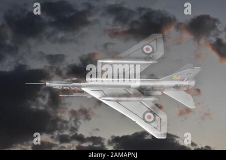 La doppia esposizione, fantomatiche English Electric Lightning jet da combattimento e nuvoloso tramonto Cielo. Foto Stock