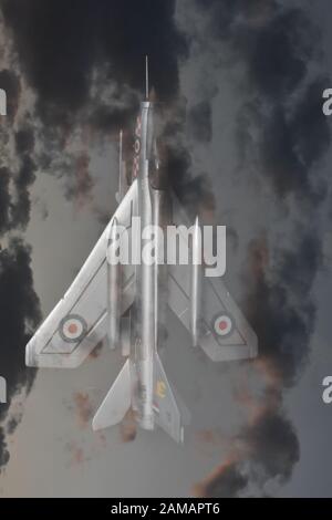 La doppia esposizione, fantomatiche English Electric Lightning jet da combattimento e nuvoloso tramonto Cielo. Foto Stock