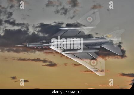 La doppia esposizione, fantomatiche English Electric Lightning jet da combattimento e nuvoloso tramonto Cielo. Foto Stock