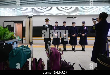 (200112) -- HEFEI, 12 gennaio 2020 (Xinhua) -- Cinque giovani membri dell'equipaggio posano per una foto di gruppo alla stazione ferroviaria Hefei South di Hefei, nella provincia di Anhui nella Cina orientale, 12 gennaio 2020. Un gruppo di giovani dipendenti della squadra di treno della sezione Hefei di China Railway Shanghai Group Co., Ltd. Ha debuttato recentemente durante la corsa di corsa di primavera Festival. Cinque dei sei membri di questa squadra sono nati nel 2000. Il 12 gennaio, il team post-2000s ha iniziato il proprio lavoro durante la più grande migrazione annuale del paese sul treno G24 da Hefei a Pechino. (Xinhua/Han Xiaoyu) Foto Stock