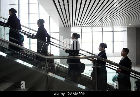 (200112) -- HEFEI, 12 gennaio 2020 (Xinhua) -- i membri dell'equipaggio del treno si trovano nella stazione ferroviaria Hefei South di Hefei, nella provincia di Anhui nella Cina orientale, 12 gennaio 2020. Un gruppo di giovani dipendenti della squadra di treno della sezione Hefei di China Railway Shanghai Group Co., Ltd. Ha debuttato recentemente durante la corsa di corsa di primavera Festival. Cinque dei sei membri di questa squadra sono nati nel 2000. Il 12 gennaio, il team post-2000s ha iniziato il proprio lavoro durante la più grande migrazione annuale del paese sul treno G24 da Hefei a Pechino. (Xinhua/Han Xiaoyu) Foto Stock