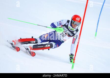 Zagabria, Croazia - 5 gennaio 2020 : Stefan Hadalin dalla Slovenia in gara durante la Coppa del mondo di sci alpino Audi FIS 2019/2020, 3rd Mens Slalom, Snow Q Foto Stock