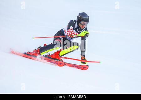 Zagabria, Croazia - 5 gennaio 2020 : Istok Rodes dalla Croazia in competizione durante l'Audi FIS Alpine Ski World Cup 2019/2020, 3rd Mens Slalom, Snow Queen Foto Stock