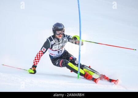 Zagabria, Croazia - 5 gennaio 2020 : Istok Rodes dalla Croazia in competizione durante l'Audi FIS Alpine Ski World Cup 2019/2020, 3rd Mens Slalom, Snow Queen Foto Stock