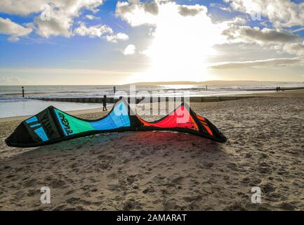 Bournemouth, Regno Unito. 12th Gen 2020. Un kite surfisti kit sulla sabbia a Bournemouth. Malamente tempo caldo nel Regno Unito. Credito: Thomas Faull/Alamy Live News