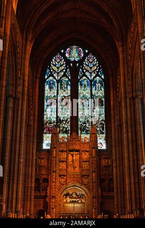 Liverpool, Regno Unito - 19 ottobre 2019: Interno della Cattedrale Chiesa di Cristo che mostra altare e vetrate Foto Stock