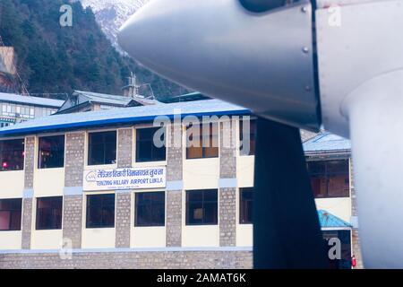 Aeroporto di Tenzing-Hillary a Lukla nella regione di Khumbu del Nepal. Foto Stock