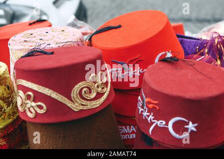 Turchia, Istanbul, Dicembre 29, 2019 - Vendita di tradizionali turchi cappelli di Fez in Istanbul. Foto Stock