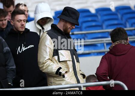 Cardiff, Regno Unito. 12th Gen 2020. Oli McBurnie di Sheffield Utd e Scozia è visto nel lontano quartiere dei tifosi End con i fan della città di Swansea. EFL Skybet Championship match, Cardiff City / Swansea City al Cardiff City Stadium domenica 12th gennaio 2020. Questa immagine può essere utilizzata solo per scopi editoriali. Solo uso editoriale, licenza richiesta per uso commerciale. Nessun utilizzo nelle scommesse, nei giochi o nelle singole pubblicazioni club/campionato/giocatore. PIC by Andrew Orchard/Andrew Orchard sports photography/Alamy Live News Credit: Andrew Orchard sports photography/Alamy Live News Foto Stock