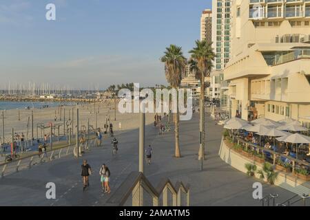 Strandpromenade, Spaziergänger, Jogger, Tel Aviv, Israele Foto Stock
