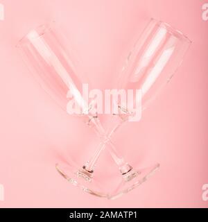 Lo champagne di San Valentino flauta gli occhiali su sfondo rosa con spazio di copia per il testo Foto Stock
