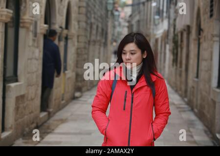 Ragazza fresca, viaggio asiatico nella città vecchia di Dubrovnik in inverno Foto Stock