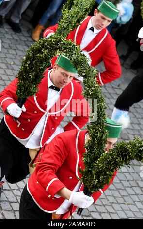 Murnau, Germania. 12th Gen 2020. 16 uomini in giacca rossa e berretti verdi ballano la Schäfflertanz nell'Obermarkt. La danza della gilda dei coopers Murnau - chiamata anche Schäffler - può essere vista solo ogni sette anni. Si dice che la tradizione risale al 1859. Credito: Angelika Warmuth/Dpa/Alamy Live News Foto Stock
