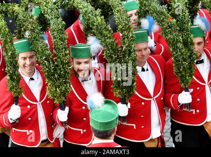 Murnau, Germania. 12th Gen 2020. 16 uomini in giacca rossa e berretti verdi ballano la Schäfflertanz nell'Obermarkt. La danza della gilda dei coopers Murnau - chiamata anche Schäffler - può essere vista solo ogni sette anni. Si dice che la tradizione risale al 1859. Credito: Angelika Warmuth/Dpa/Alamy Live News Foto Stock